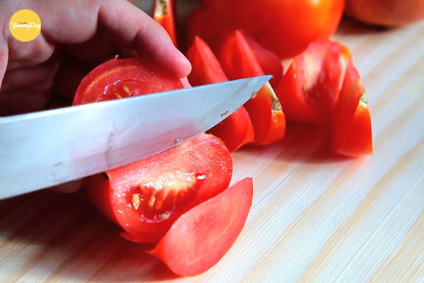 Rửa sạch cà chua, rồi đem thái múi cau