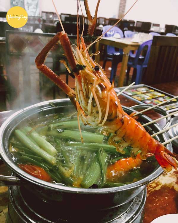 Thưởng thức lẩu tôm xiên chua cay thơm ngon