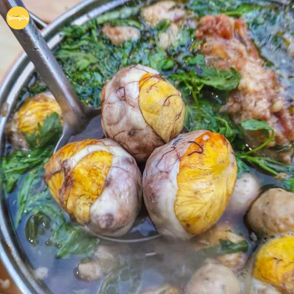 Nồi lẩu trứng vịt lộn thơm ngon xua tan cái lạnh của những ngày mưa bão