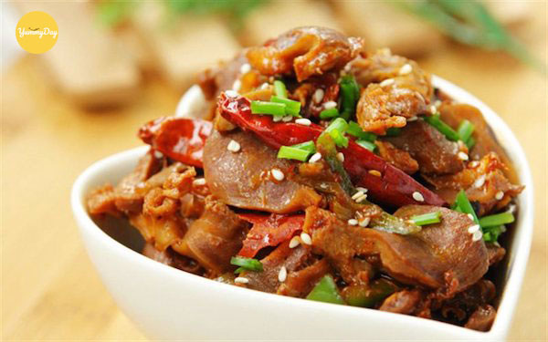 Lòng gà xào sa tế ăn tê tái cả lòng