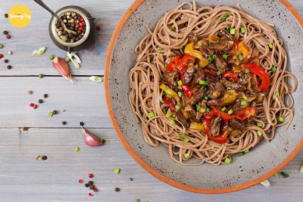 Lòng gà xào miến bắt mắt