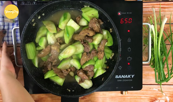 Cho mướp vào đảo đều tay