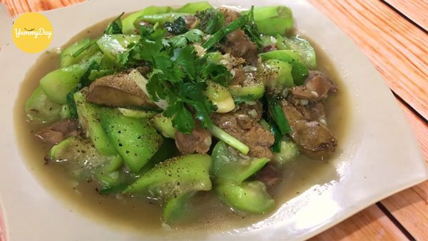 Món lòng gà xào mướp hấp dẫn