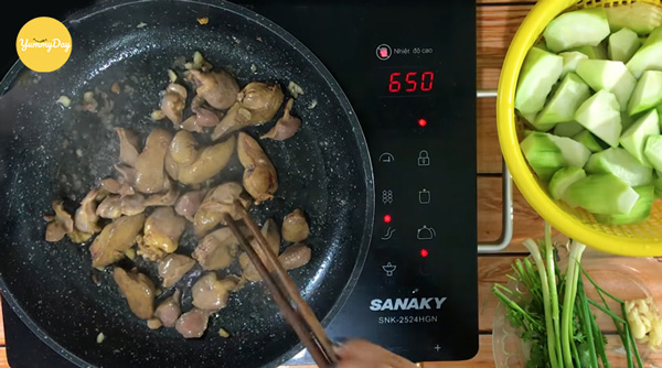 Tương tự cho lòng gà vào xào trước