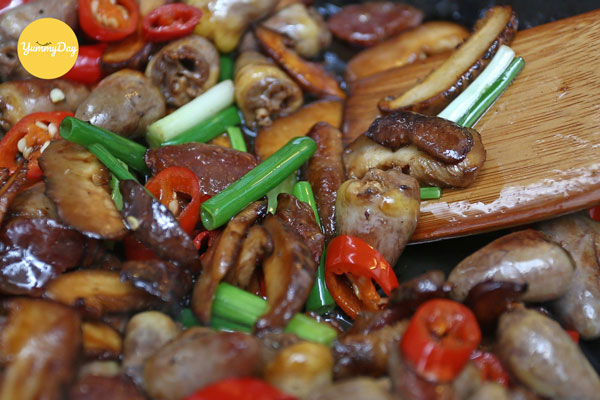 Khi lòng gà chín rồi thì có rau vào xào nữa nhé