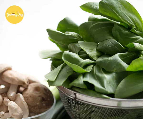 Bạn chuẩn bị khoảng 400gr rau cải thìa để nấu món ăn