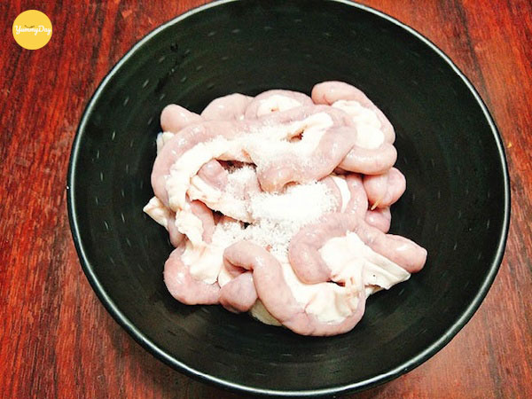 Rửa sạch lòng heo