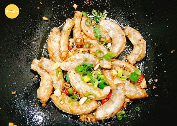 Chiên lòng heo vàng đều