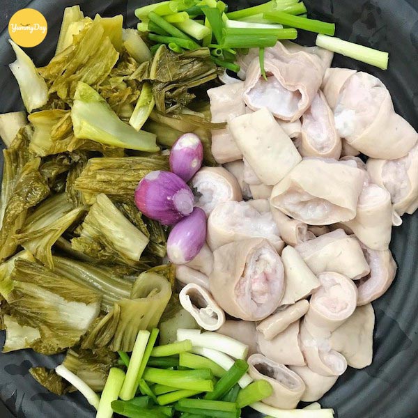 Các nguyên liệu cần chuẩn bị để làm món lòng heo xào cải chua