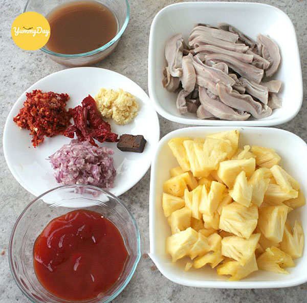 Nguyên liệu làm món lòng heo xào dứa