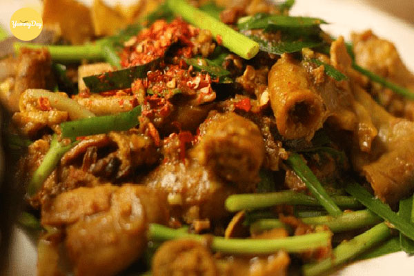 Thêm một xíu ớt bột cho món lòng heo xào nghệ thêm đậm vị