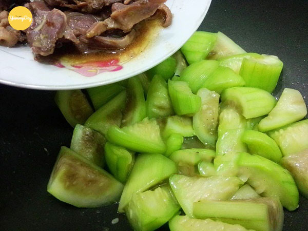 Xào đều tay các nguyên liệu