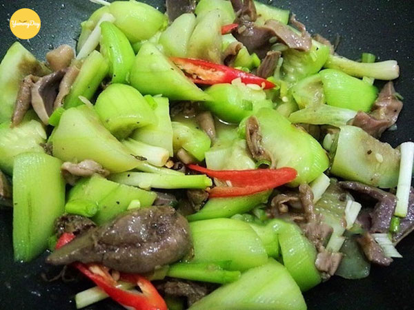 Thành phẩm món lòng vịt xào mướp