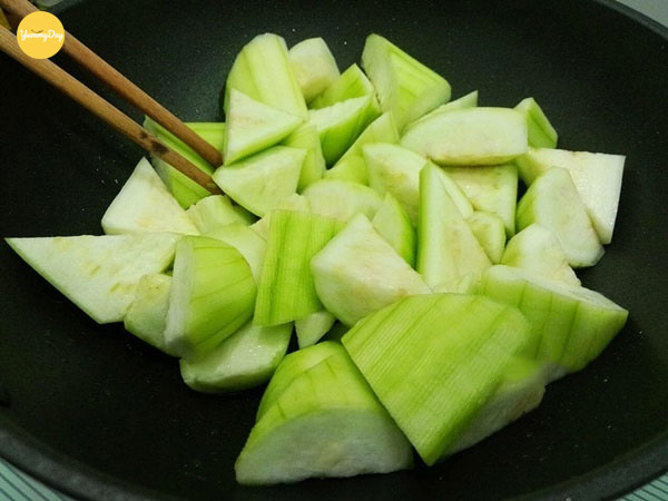 Nên nhớ đừng để mướp ra nước trong quá trình xào nhé!