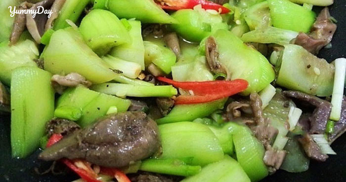 Lòng vịt xào mướp vừa lạ miệng vừa giòn mát cho bữa cơm trưa nắng