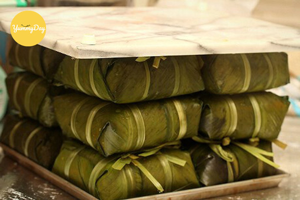 Đè bánh chưng để bánh không bị dính và khô