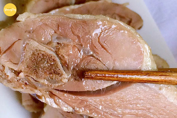 Miếng thịt vịt sau khi được luộc nhìn là đã thấy thèm