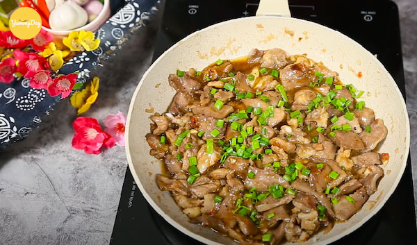 Lưỡi heo xào cùng nước sốt sền sệt thơm ngon 