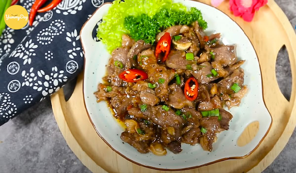 Đĩa lưỡi heo xào chua ngọt khiến bạn mê mẩn