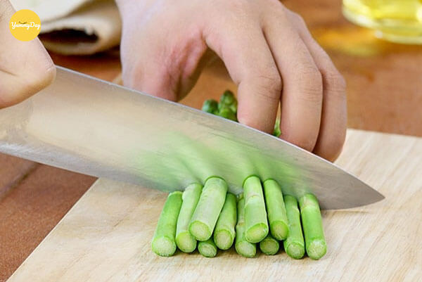 Măng tây mua về đem đi xắt khúc dài