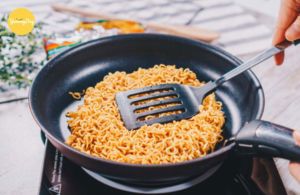 Chiên hỗn hợp mì trứng cho vàng đều