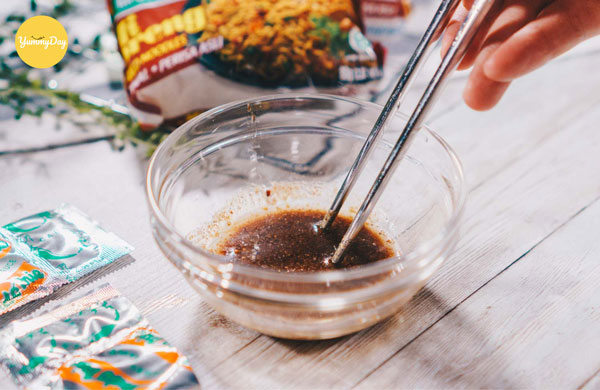 Nước xốt rưới mì chiên trứng