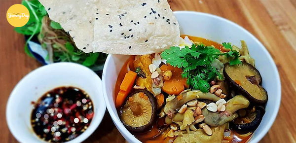 Thưởng thức thành phẩm mì quảng chay đã hoàn thành!
