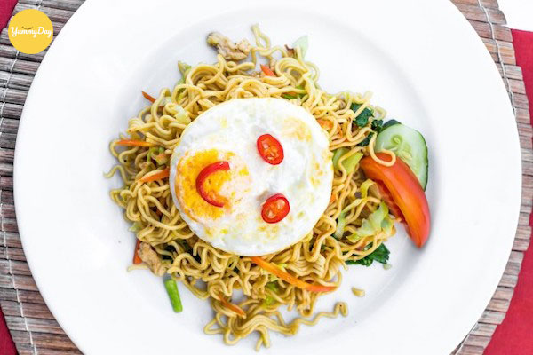 Thưởng thức mì xào trứng