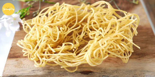 Chuẩn bị mì xào giòn khô