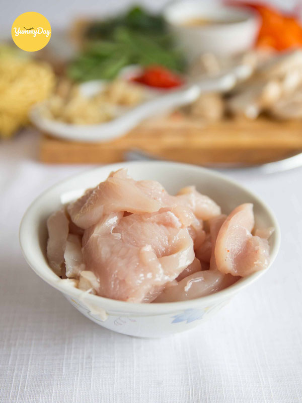 Cắt thịt gà thành từng miếng vừa ăn