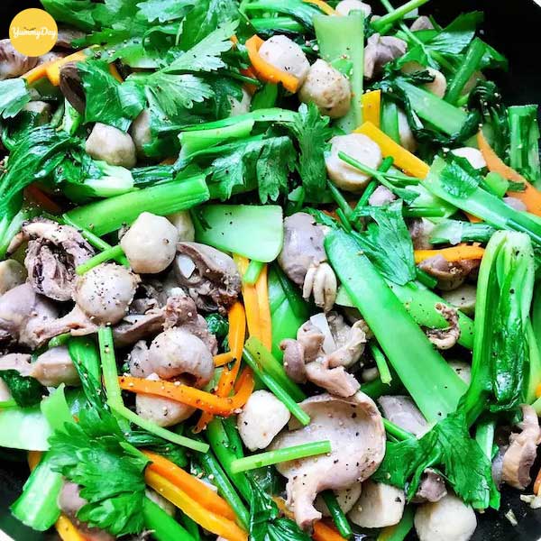 Xào các nguyên liệu chung với nhau
