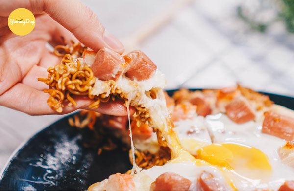 Thưởng thức món mì chiên trứng thôi nào