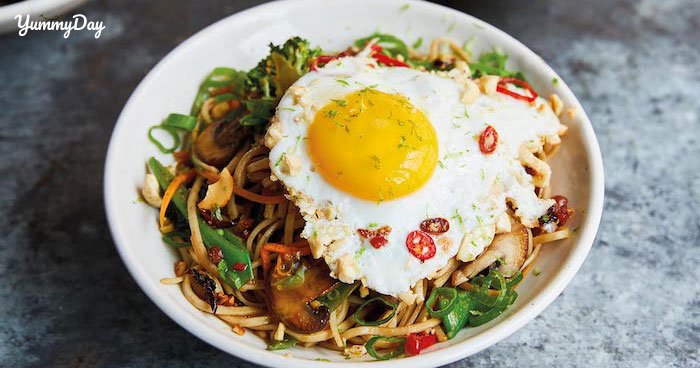 Ngon miệng cùng mì xào trứng cho buổi sáng bận rộn