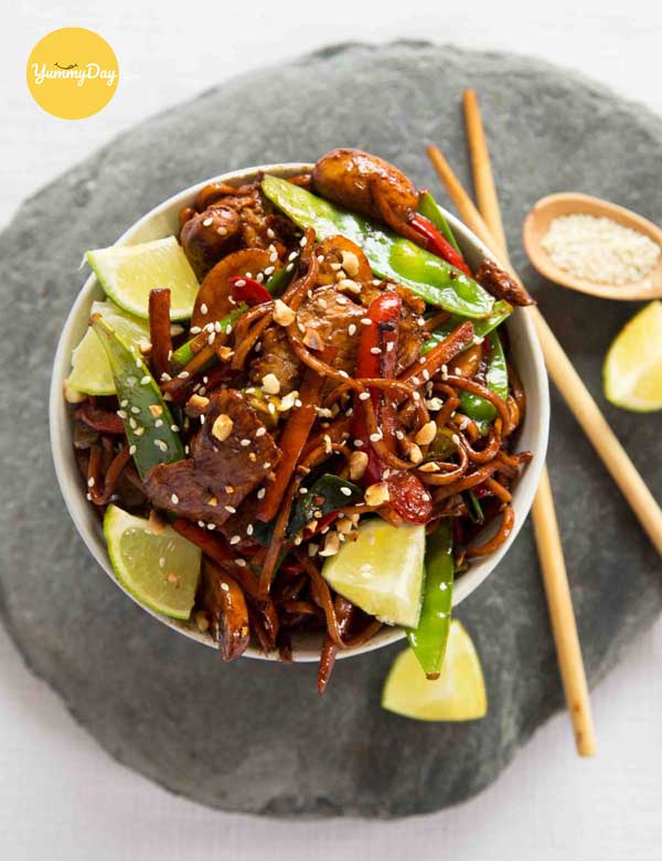 Mì xào gà chua cay đủ đầy dinh dưỡng