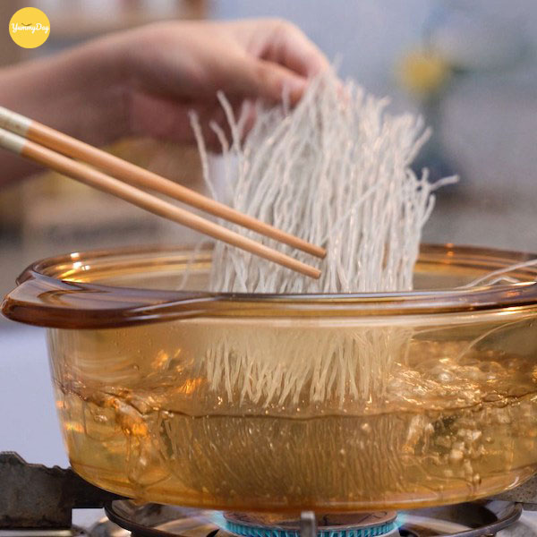 Trụng miến với nước sôi