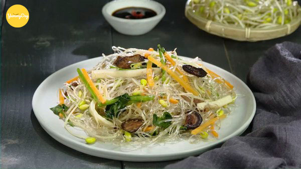 Thành phẩm miến xào giá và nấm chay