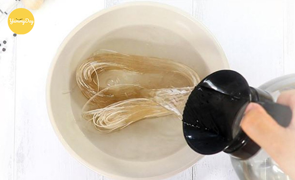 Chần miến cho nở ra