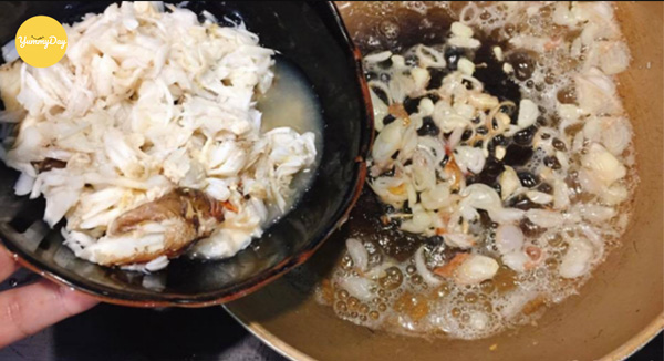 Cho cua vào xào với hành phi thơm