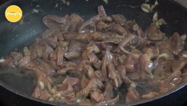 Xào lòng gà thấm đều
