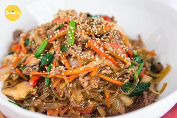 Thưởng thức miến xào lòng gà với cơm nóng