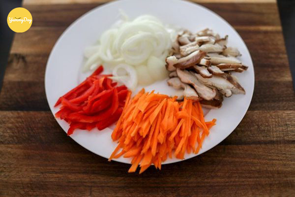 Sơ chế nguyên liệu làm Miến xào tôm