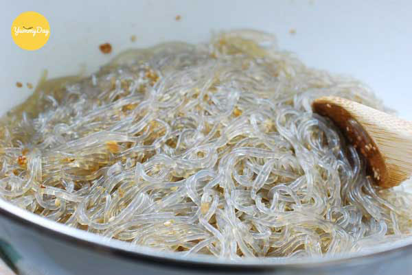 Tiến hành xào miến với hành tỏi phi trước