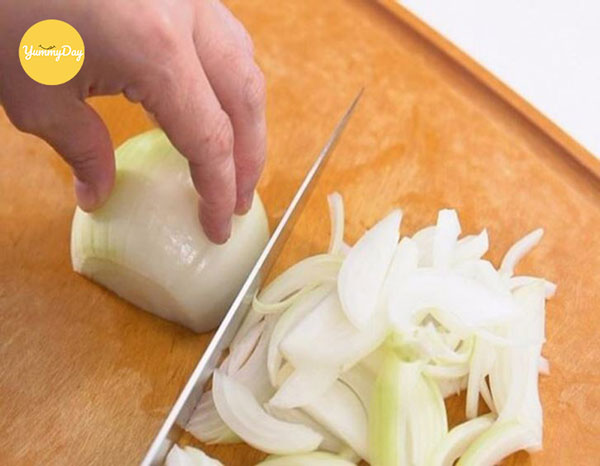 Cắt hành tây thành sợi mỏng vừa