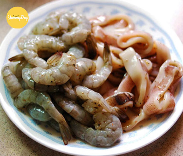 Sơ chế tôm và mực