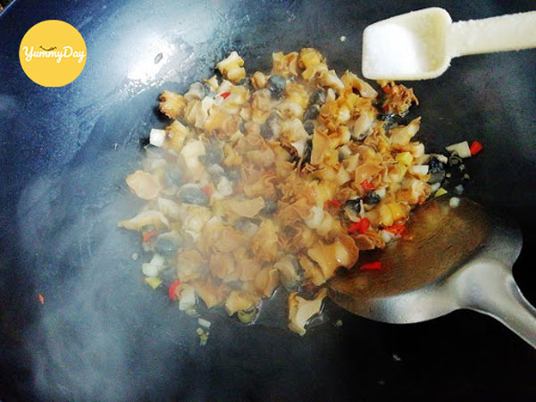 Xào ốc cùng sả ớt