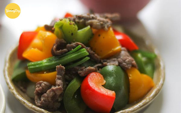 món thịt bò xào ớt chuông