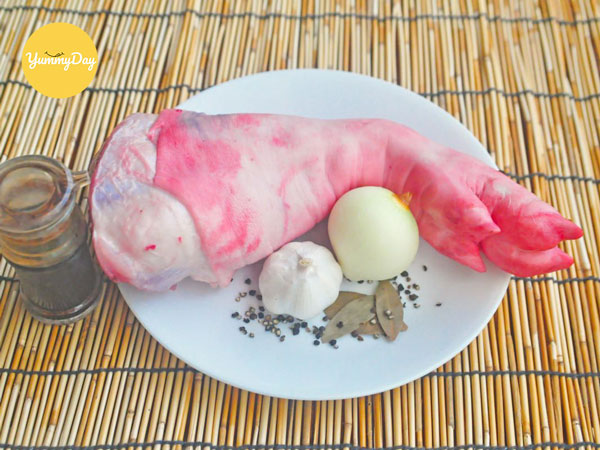 Bạn chuẩn bị 1 hoặc 2 cái móng heo tươi nhé!