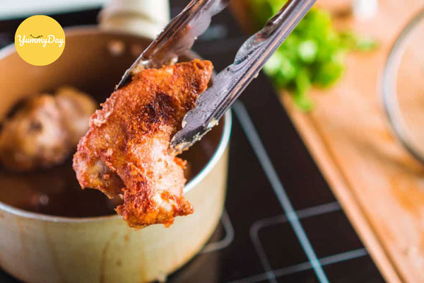 Chiên đến khi móng đã chín vàng đều thì tắt bếp 