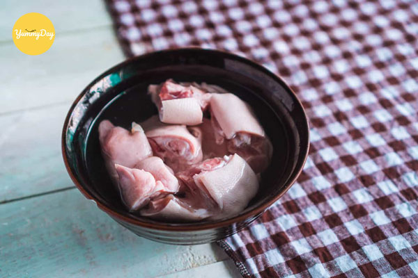 Luộc móng heo đến khi mềm thì vớt ra tô đá
