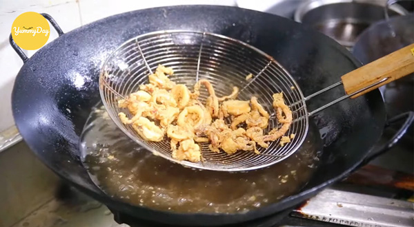 Chiên mực cho vàng giòn